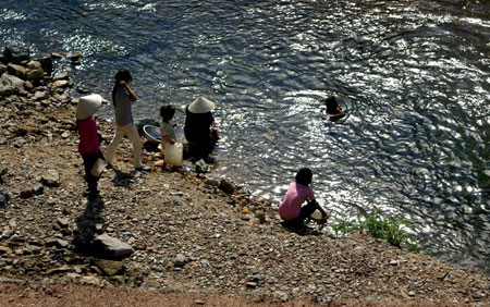 Dân “khát” nước sạch giữa mùa mưa