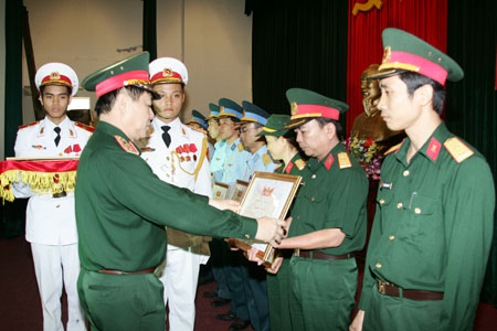 Tổng cục Chính trị trao giải tặng 100 đề tài, sáng tạo tiêu biểu