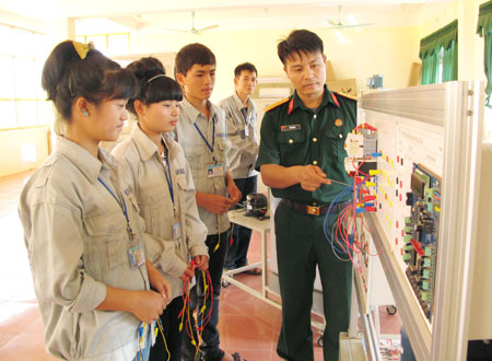 Chung tay chăm lo hậu phương quân đội