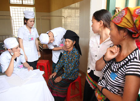 Thầy thuốc chiến sĩ về vùng biên Mường Lát