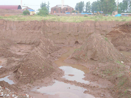 Lò gạch xâm hại đê ngăn lũ sông Đuống