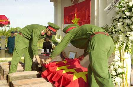 Thi hài đồng chí Nguyễn Xuân Tiến an táng tại Suối Nhung (Bình Phước)