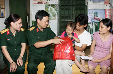 Chung tay giúp đỡ những người bất hạnh