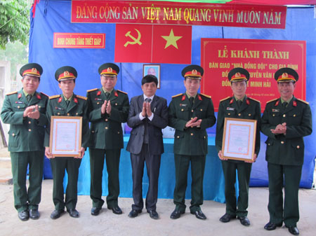 Binh chủng Tăng-Thiết giáp trao tặng 2 “Nhà đồng đội”
