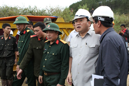 Bộ đội công binh mở đường hầm thoát hiểm số 2