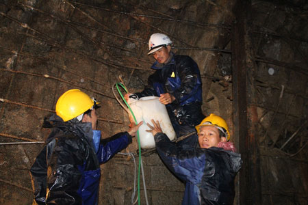 Nỗ lực rút nước trong hầm ra bên ngoài