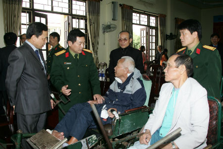 Ấm tình đồng đội trên quê lúa