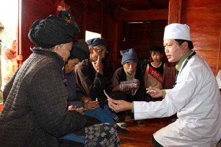 Ấm tình quân dân nơi bản xa...