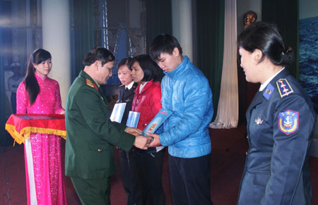 Món quà và tấm lòng đồng đội