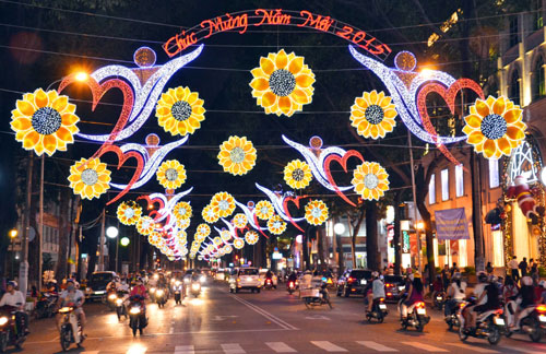 Đường phố TP Hồ Chí Minh lung linh đón chào năm mới