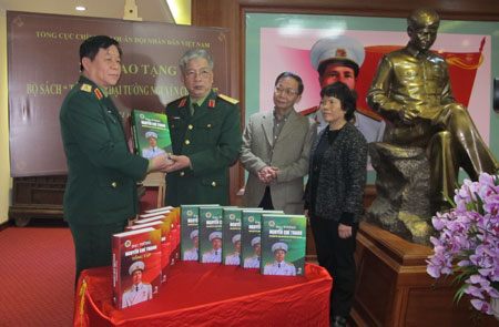 Trao tặng bộ sách “Tổng tập Đại tướng Nguyễn Chí Thanh”