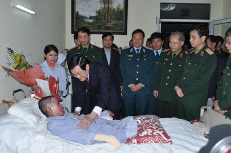 Chủ tịch nước Trương Tấn Sang thăm Thượng úy QNCN Đinh Văn Dương