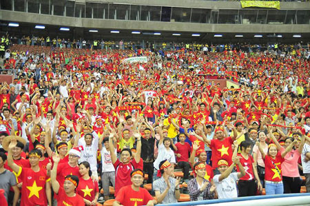 Người hâm mộ đổ ra đường ăn mừng chiến thắng của Đội tuyển Việt Nam 