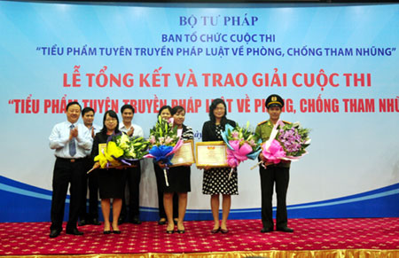 Trao giải cuộc thi “Tiểu phẩm tuyên truyền pháp luật về phòng, chống tham nhũng”