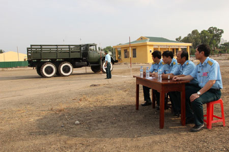 Vững vàng sau vành tay lái xe đặc chủng