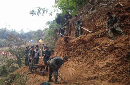 Bộ đội bám dân, xây đơn vị mạnh 