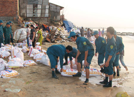 Chủ động xung kích giúp dân