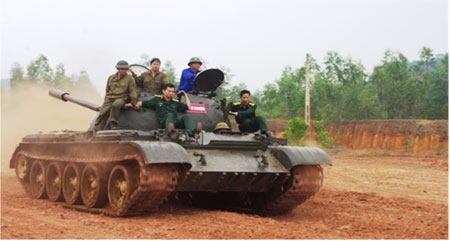 Hệ thống trợ lực thủy lực điều khiển ly hợp và hộp số xe tăng T-54 