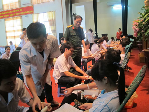 Gần 1.000 cán bộ, học viên tham gia hiến máu nhân đạo