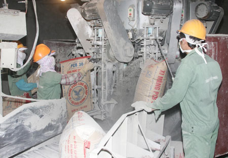 Bài 1: Công nhân không kén việc, đồng lòng vượt khó