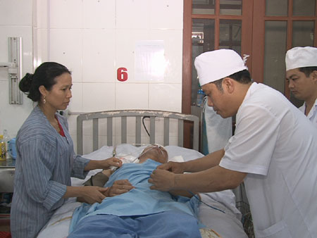 Thiếu úy Doãn Anh Hùng nhiều lần hiến máu cứu người