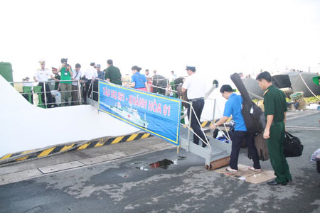 Những cựu chiến binh “tìm lửa” lên tàu thăm Trường Sa