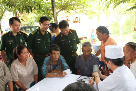 Khám bệnh, phát thuốc miễn phí cho bà con bản Thoọng Pẹ