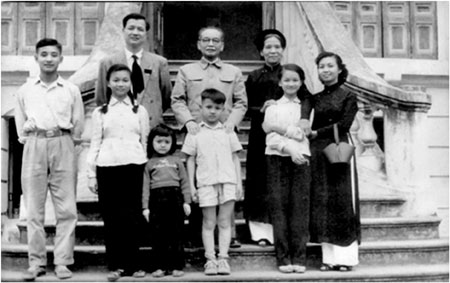 Quan hai thầy thuốc… đi kháng chiến