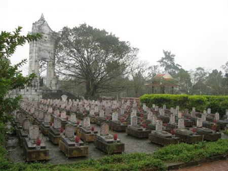 Phần mộ liệt sĩ ở bản Cạng Mương, huyện Viêng Xay (Lào)