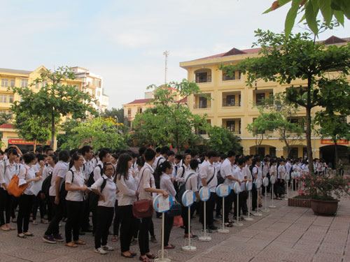 Hà Nội: Kỷ luật một số cán bộ coi thi để học sinh trao đổi bài