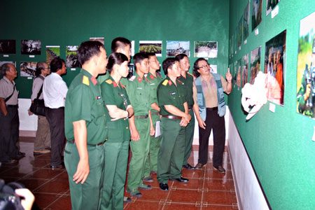 Khai mạc triển lãm ảnh nghệ thuật về người lính Quân khu 9