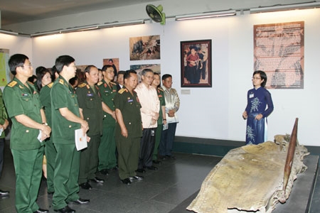Ban Công tác đặc biệt Chính phủ Lào thăm Bộ tư lệnh Quân khu 7