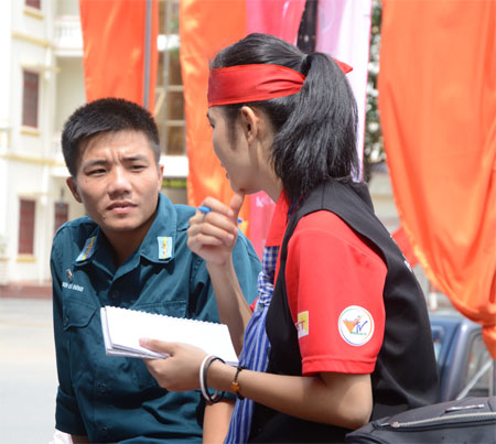 Màu áo xanh giữa “Sắc đỏ sông Đà”