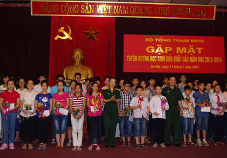 Gặp mặt, khen thưởng gần 300 con quân nhân có thành tích xuất sắc