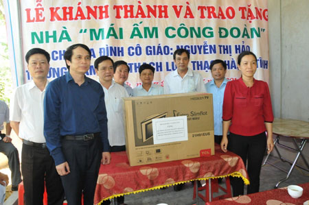 Bộ GD-ĐT trao tặng hai  giáo viên nghèo nhà “Mái ấm công đoàn”