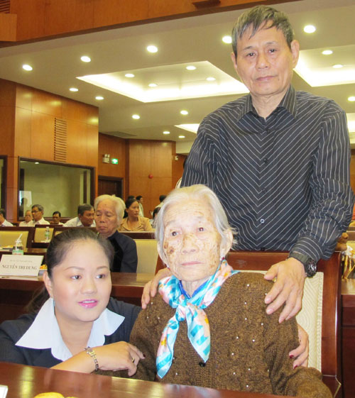 Chuyện về hai người mẹ anh hùng