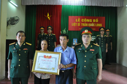 Trao bằng Tổ quốc ghi công tặng gia đình liệt sĩ, Thiếu uý, QNCN Trần Quốc Long