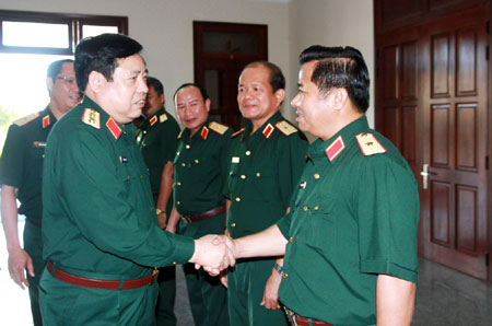 Bộ trưởng Bộ Quốc phòng Phùng Quang Thanh làm việc tại Bộ tư lệnh Quân khu 5 
