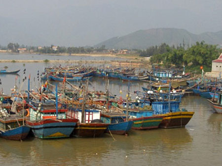 Hỗ trợ ngư dân đóng mới, cải hoán tàu thuyền vươn khơi 