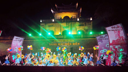 Bài 1: Văn nghệ sĩ phải đắm mình trong cuộc sống nhân dân