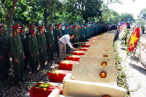 Phần mộ liệt sĩ Phan Xuân Lơn ở xã Cổ Đạm (Nghi Xuân, Hà Tĩnh)