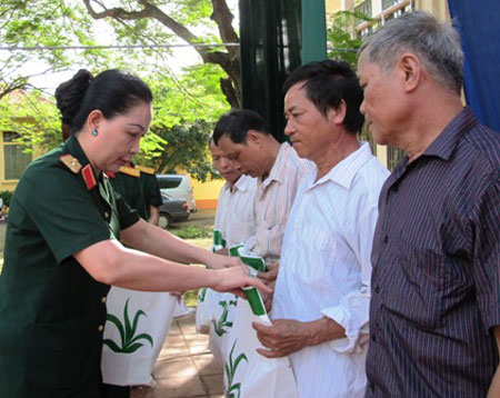 Khám bệnh, phát thuốc miễn phí 1200 đối tượng tại Yên Thủy, Hòa Bình
