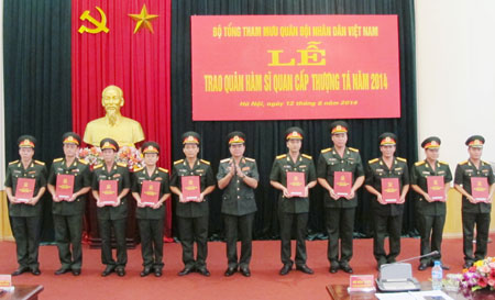 Trao quân hàm sĩ quan cấp thượng tá năm 2014