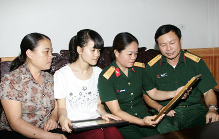 Nụ cười của mẹ, niềm vui của cha