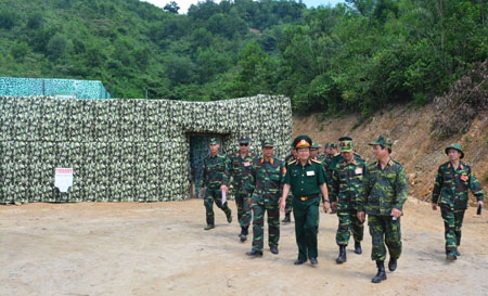Thượng tướng Đỗ Bá Tỵ kiểm tra trường bắn khu vực miền Trung