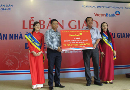 VietinBank bàn giao 200 nhà ở cho hộ nghèo tại Hậu Giang
