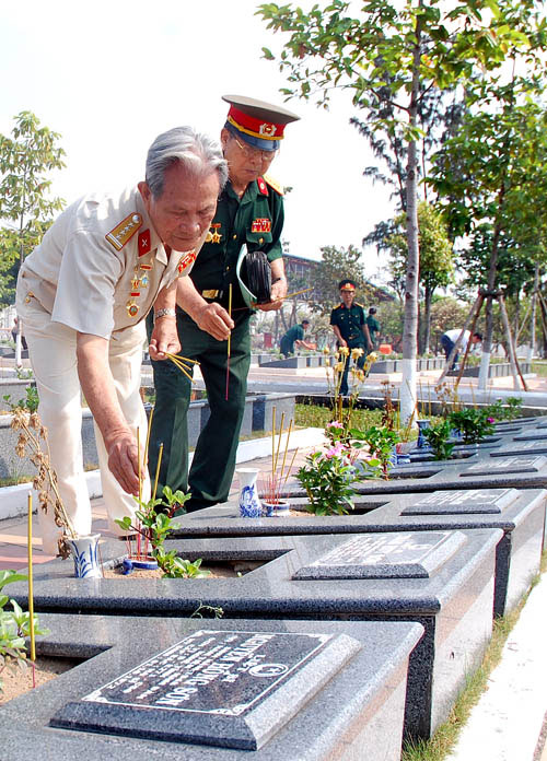 Mong thông tin về phần mộ liệt sĩ ở phum Sret-nóc (Cam-pu-chia)