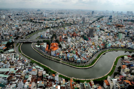 Bên những dòng kênh đổi sắc...