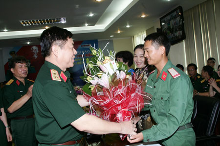 Tiết kiệm phụ cấp giúp vợ trồng ngô