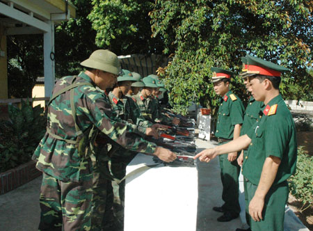 Người nhân viên Quân khí đam mê sáng kiến